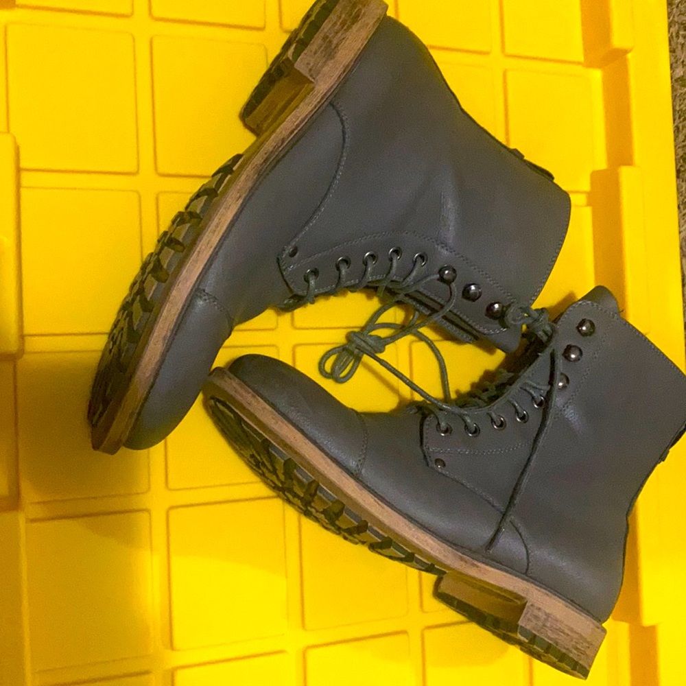 J75 Boots